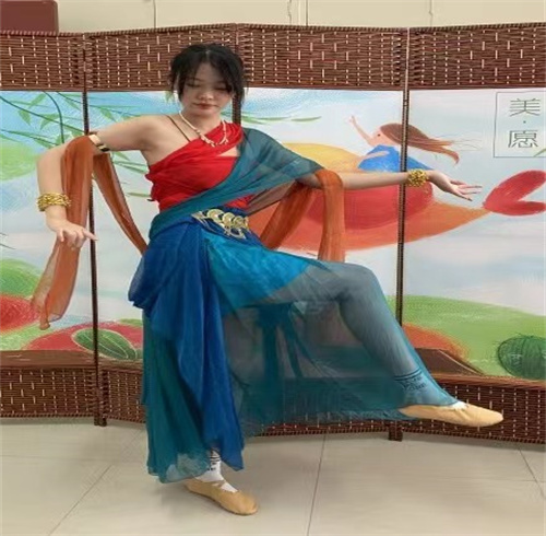 學生社團漢服社、淑女堂聯(lián)合開展“喜迎二十大，漢服展芳華”活動