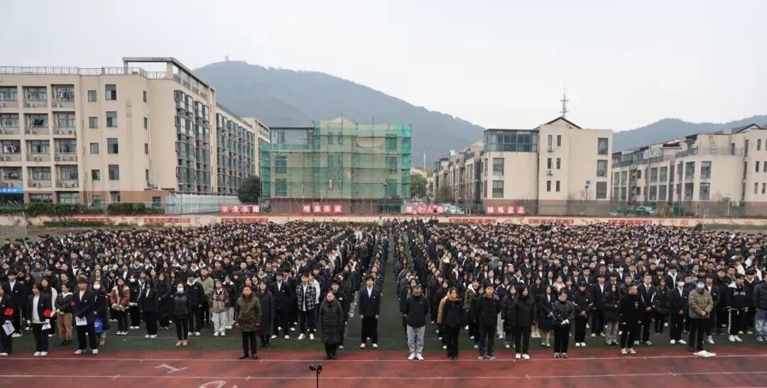 學(xué)校舉辦“南京大屠殺死難者國(guó)家公祭日”主題升旗儀式