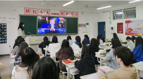 財經(jīng)商貿(mào)黨支部黨員下班級開展黨的二十大精神宣講