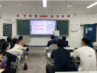 黨員進(jìn)班級(jí)宣講習(xí)近平新時(shí)代中國(guó)特色社會(huì)主義思想