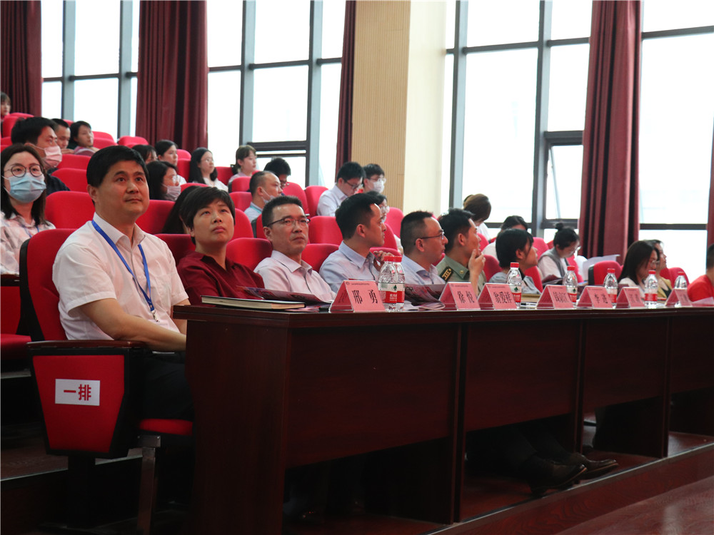 學校舉辦“綻放戰(zhàn)疫青春 堅定制度自信”第六屆青年論壇