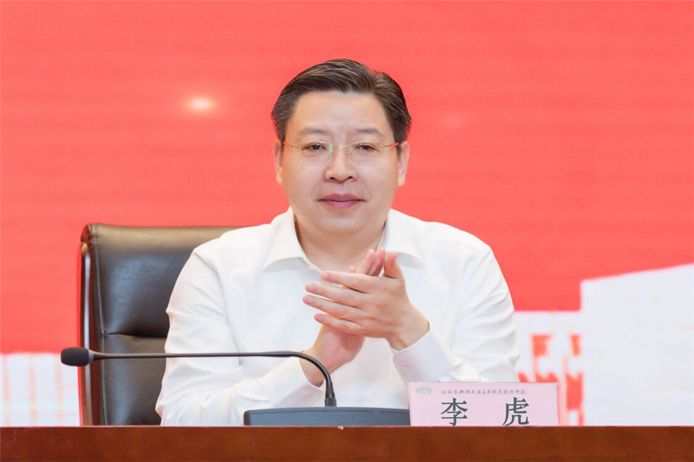 學(xué)校舉行“相約云端 攜夢前行”2020屆學(xué)生畢業(yè)典禮