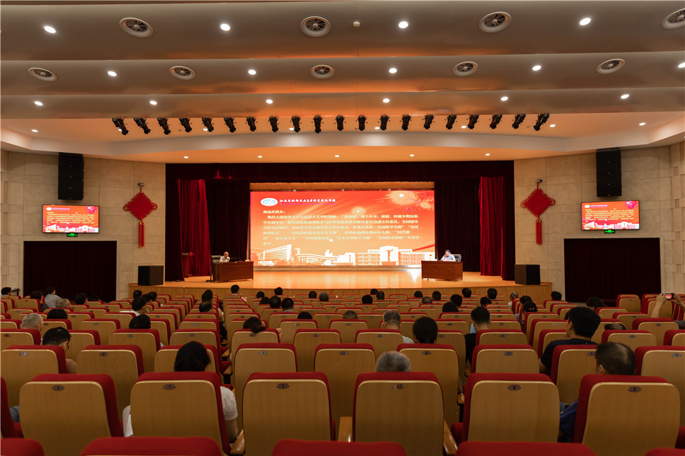 全國(guó)“時(shí)代楷?！鼻ㄎ浣淌谏W臨我校作“愛(ài)是教育靈魂”專題報(bào)告