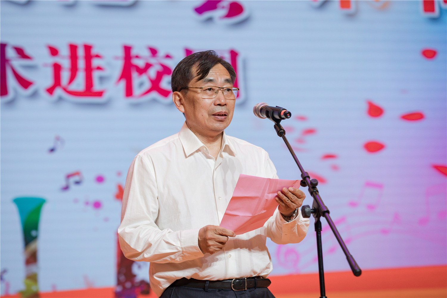 學(xué)校舉辦第五屆校園文化藝術(shù)節(jié)開幕式暨高雅藝術(shù)進(jìn)校園活動(dòng)