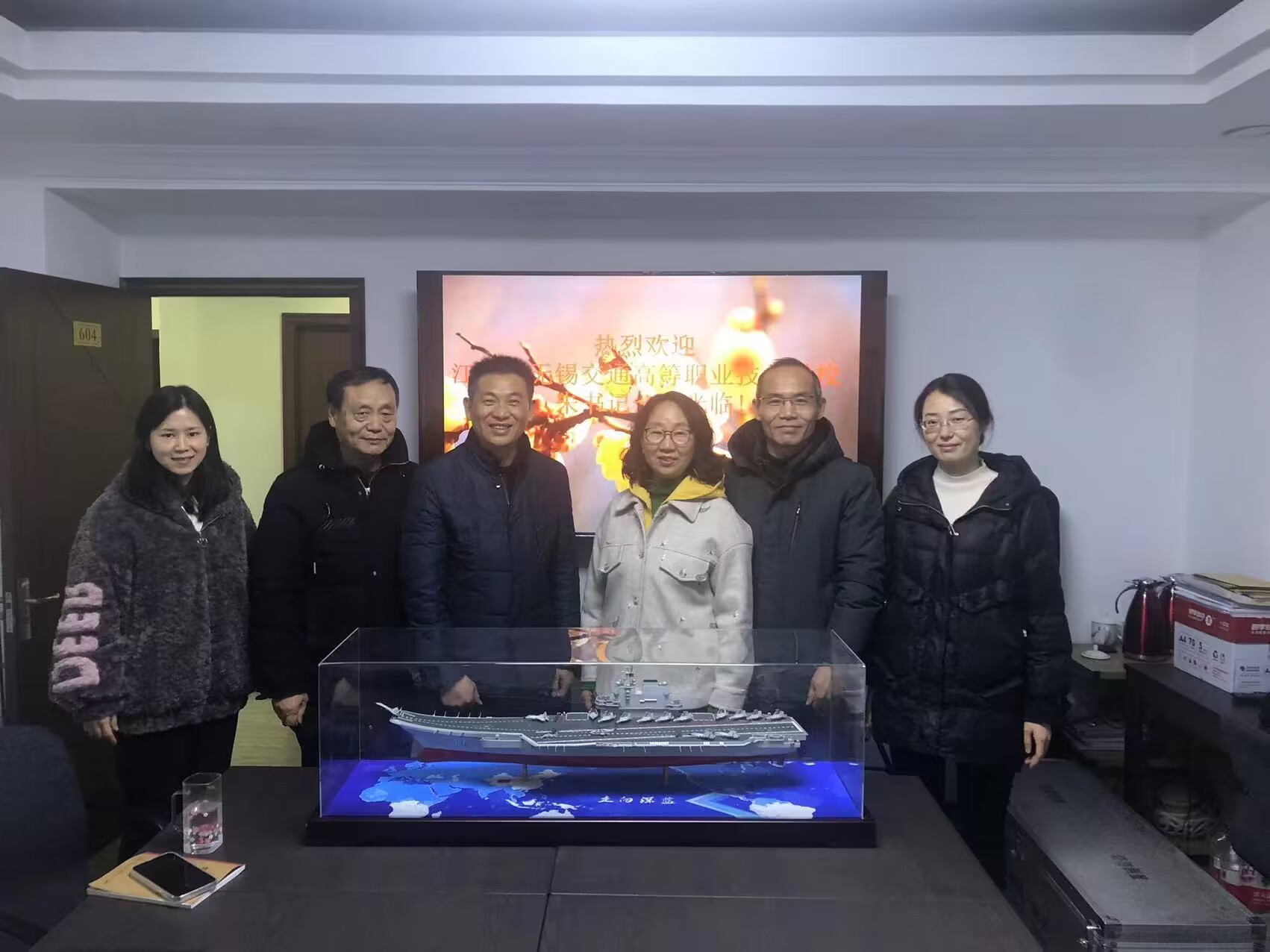 江蘇省交通運輸企業(yè)協(xié)會向?qū)W校捐贈“遼寧艦”船模