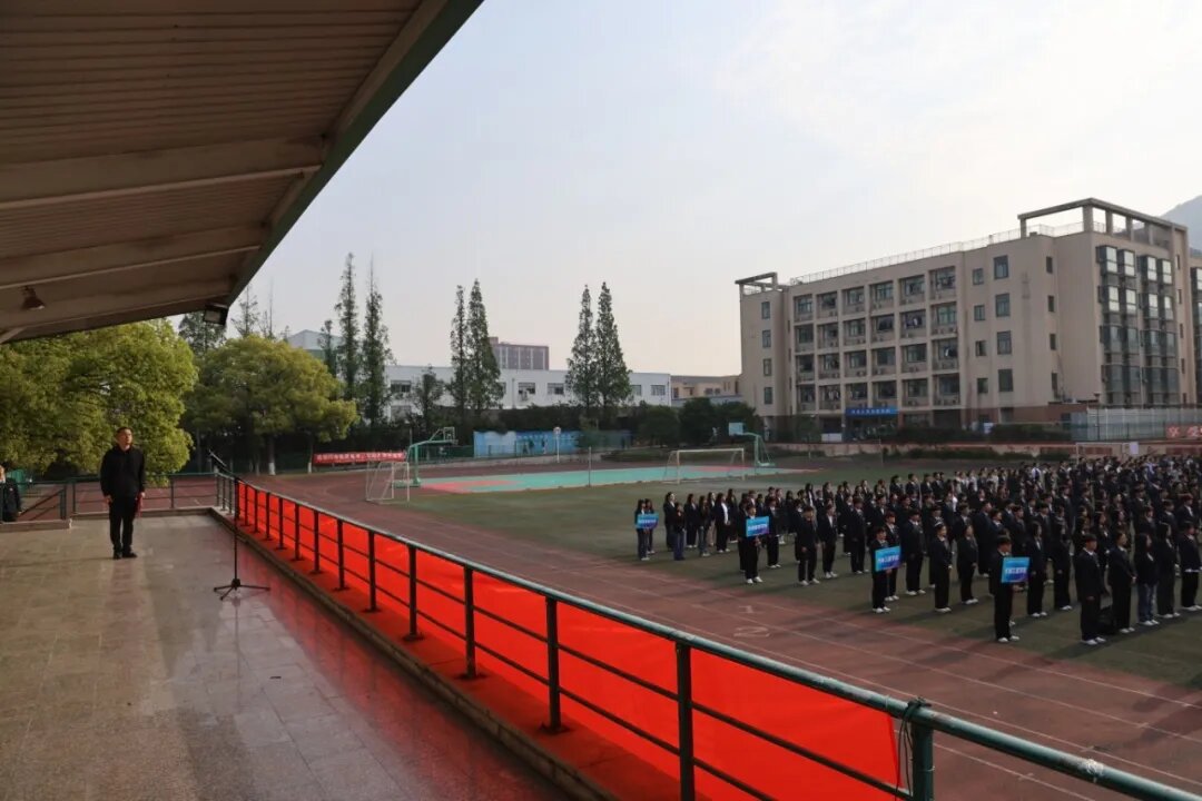 學(xué)校組織開(kāi)展五四主題升旗儀式