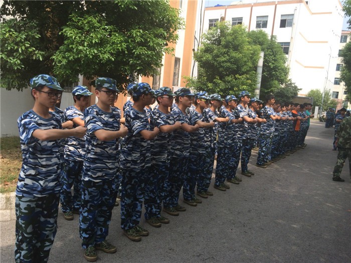我校2014級(jí)新生軍訓(xùn)隊(duì)列訓(xùn)練場(chǎng)景、內(nèi)務(wù)評(píng)比、黑板報(bào)評(píng)比優(yōu)秀成果