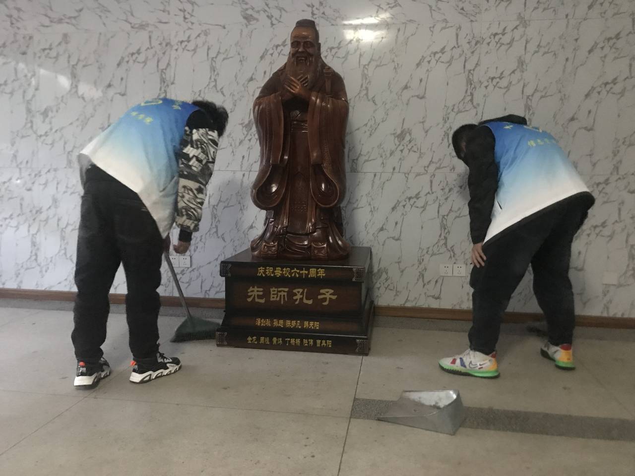 信息管理學院開展學雷鋒志愿服務活動月之清理學院衛(wèi)生角