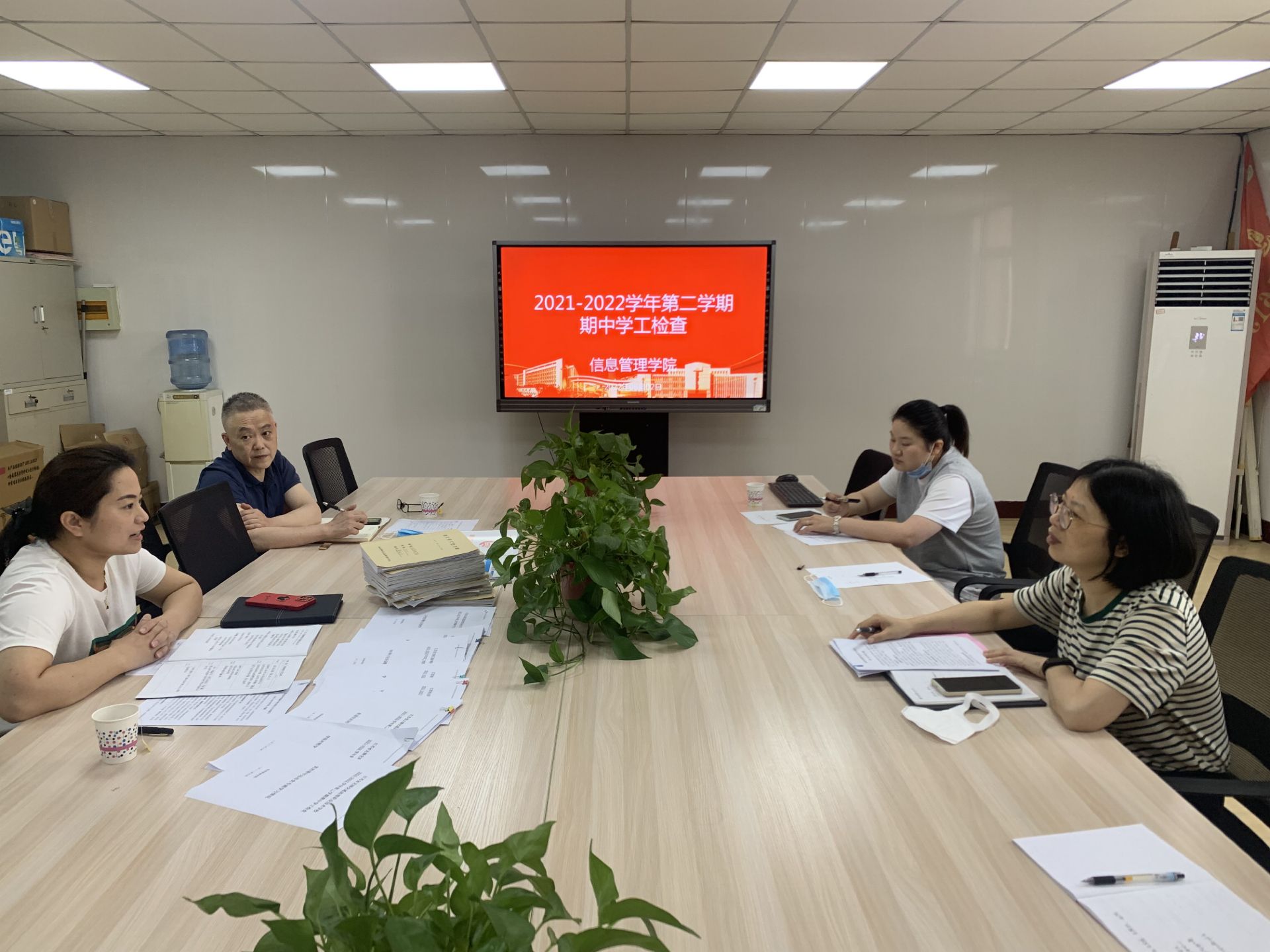 信息管理學(xué)院2021—2022學(xué)年第二學(xué)期學(xué)生工作期中檢查順利完成