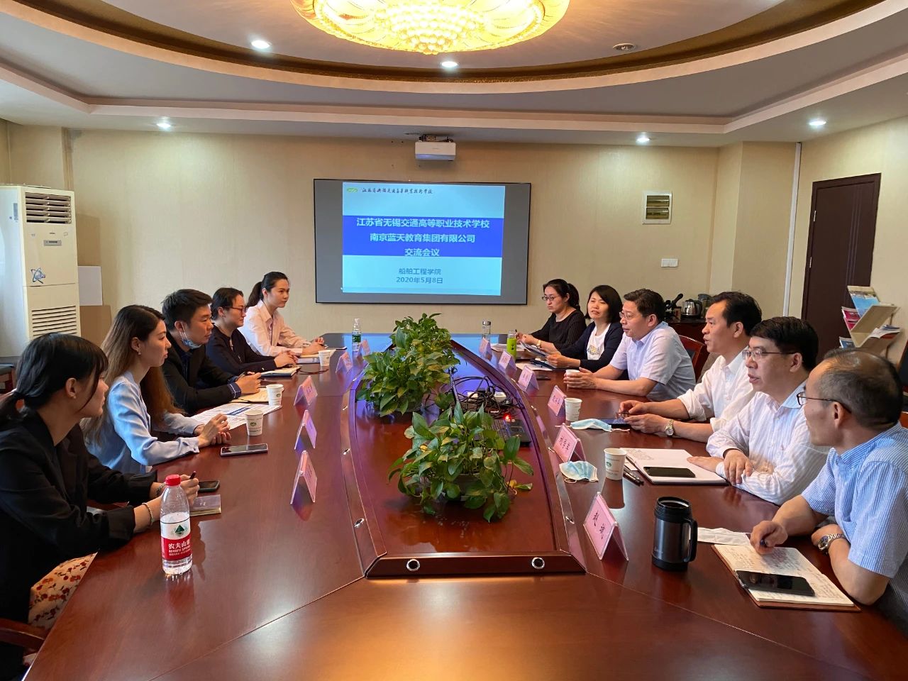 學(xué)校與南京藍(lán)天教育集團(tuán)開展航空服務(wù)專業(yè)建設(shè)專題研討交流會(huì)
