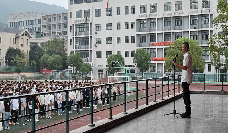 晨曦映國旗 校友傳薪火