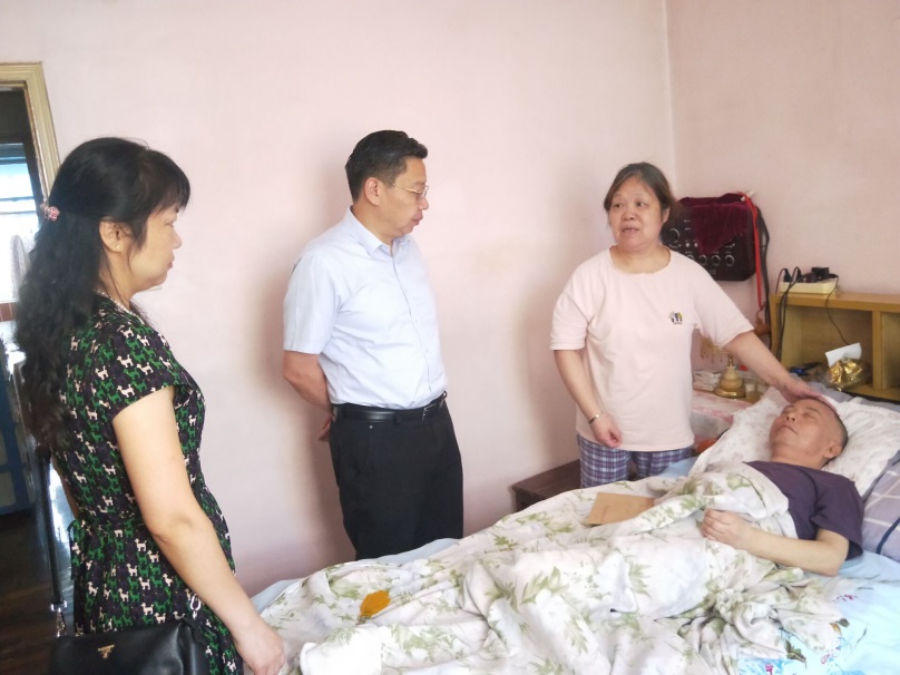 “迎七一 送溫暖”走訪慰問老黨員和生活困難黨員