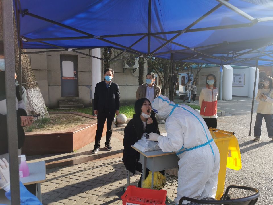 學(xué)校黨員干部積極投身疫情防控阻擊戰(zhàn)