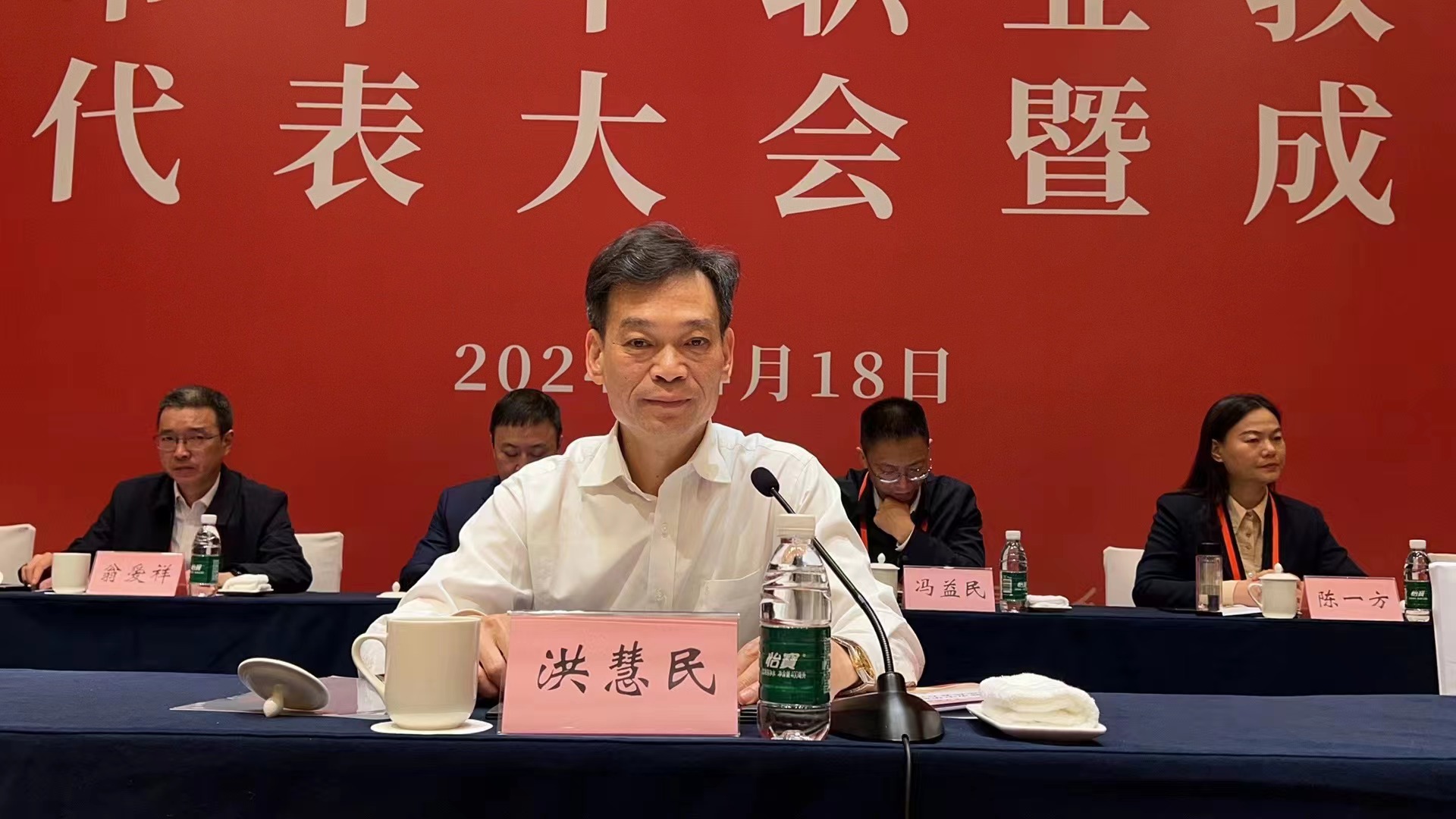 學(xué)校黨委書記、校長(zhǎng)李進(jìn)參加無錫市中華職業(yè)教育社成立大會(huì)